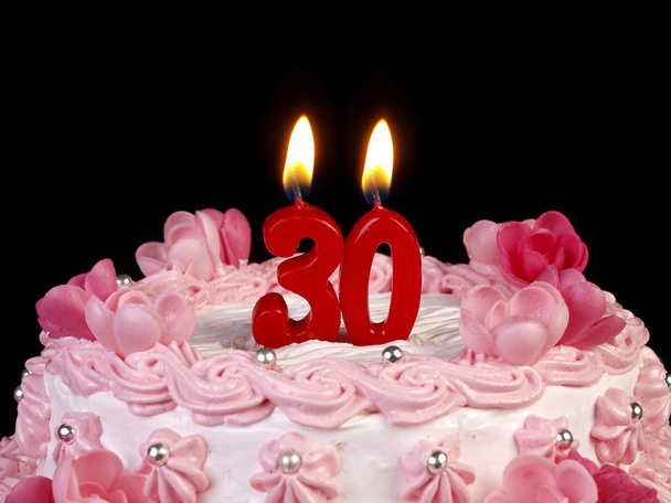 τούρτα γενεθλίων με κόκκινα κεριά δείχνοντας nr. 30 - Φωτογραφία, εικόνα