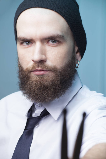 Homem com barba. O baterista barbudo
 - Foto, Imagem
