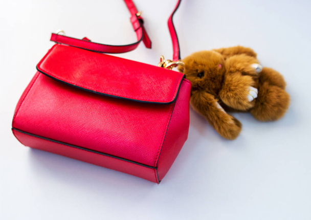 女性の赤いバッグ - 写真・画像