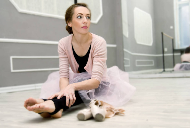 joven hermosa bailarina elegante descansando en sitti clase de ballet
 - Foto, Imagen