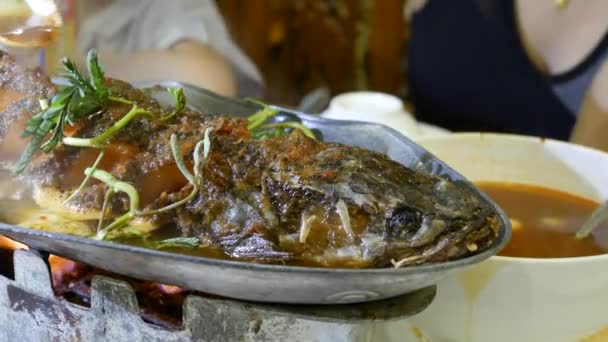 Pesce testa di serpente fritto. Insalata alimentare tailandese
. - Filmati, video
