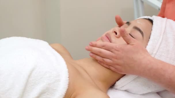 Masseur massagges girls face - Footage, Video