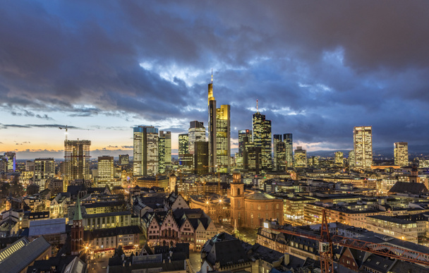 Skyline von Frankfurt am Main am Abend - Foto, Bild