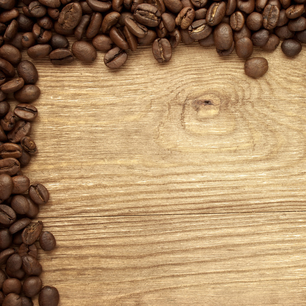 frische Kaffeebohnen auf Holz und Leinentasche, bereit, köstlichen Kaffee aufzubrühen - Foto, Bild