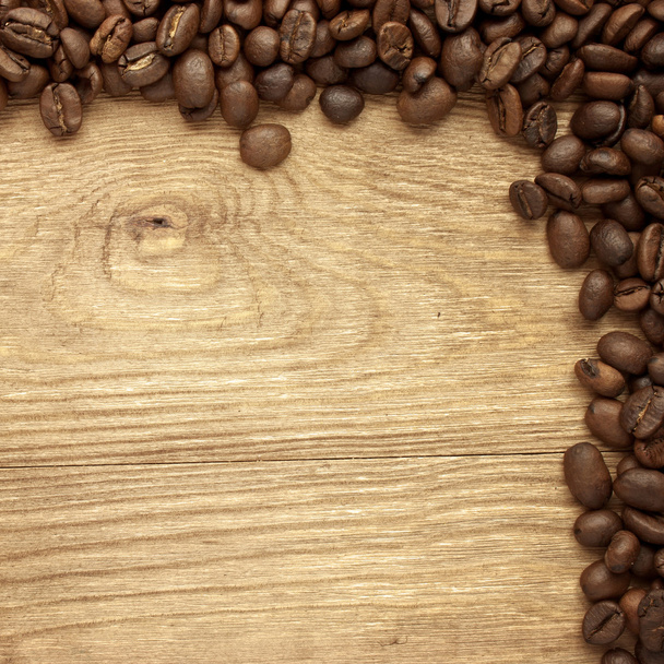 Свежие кофейные зёрна на дереве и льняной сумке, готовые варить вкусный кофе
 - Фото, изображение