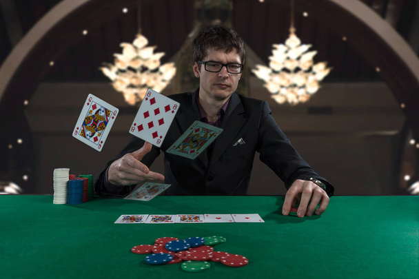 казино-програвач в окулярах грає в покер
 - Фото, зображення
