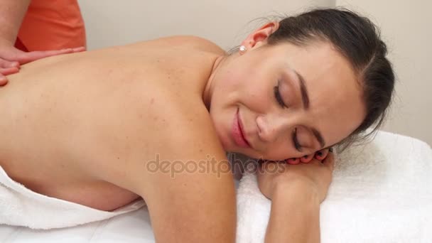 Masseur massages womans back - Footage, Video