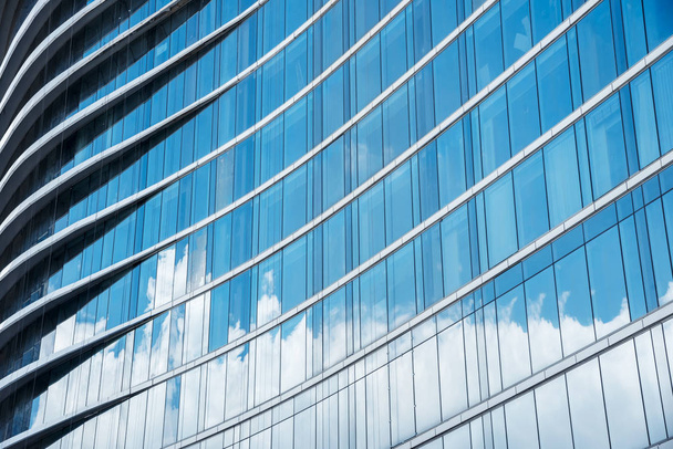Wzór niebieski okulary w wysokim budynku, z cieniem chmury. A - Zdjęcie, obraz