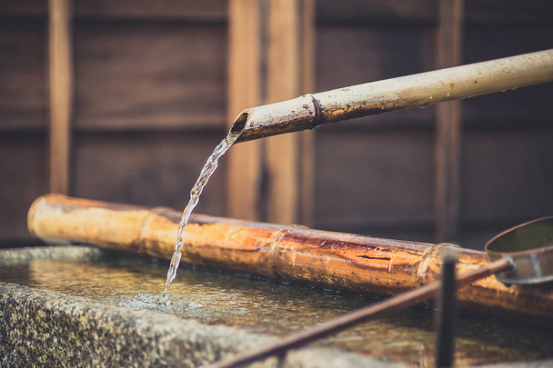 Opláchněte vodou s bambusovou trubkou kamenné vany na japonský chrám. - Fotografie, Obrázek