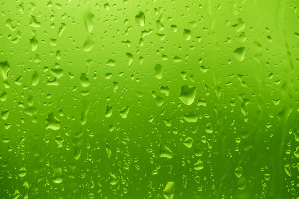 背景の緑の色水ドロップ - 写真・画像