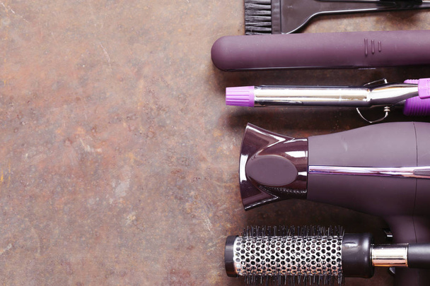 Fixer les outils coiffeurs sèche-cheveux, fer à friser, peigne
 - Photo, image