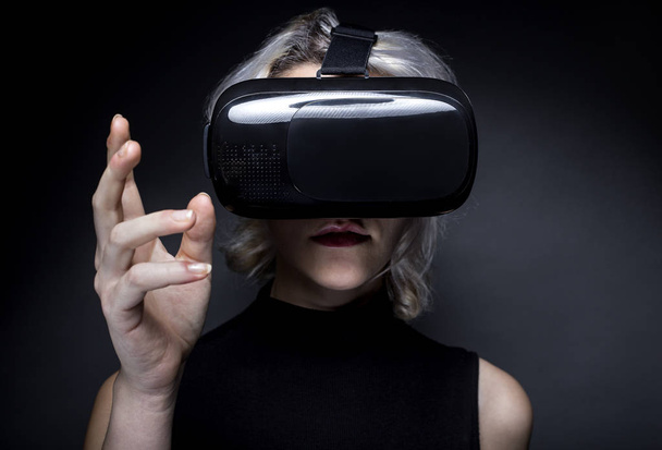 Woman Wearing VR Virtual Reality Headset - Foto, Imagem