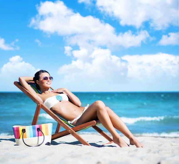 beautiful woman relaxing on summer beach - Φωτογραφία, εικόνα