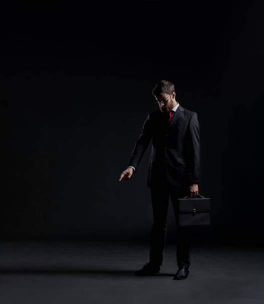 young businessman in black suit - Foto, afbeelding