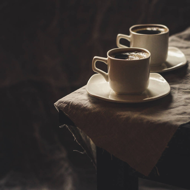 deux tasses de café sur un fond sombre
 - Photo, image