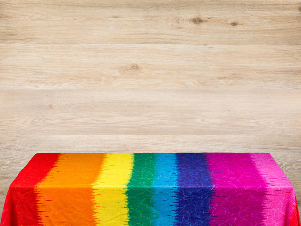mantel arco iris sobre fondo de madera
 - Foto, imagen