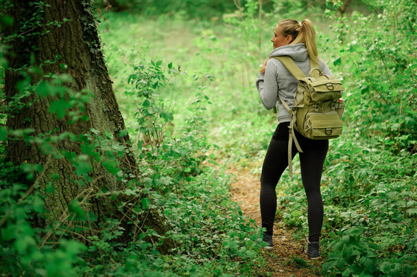 Young hiker woman with backpack - Foto, afbeelding