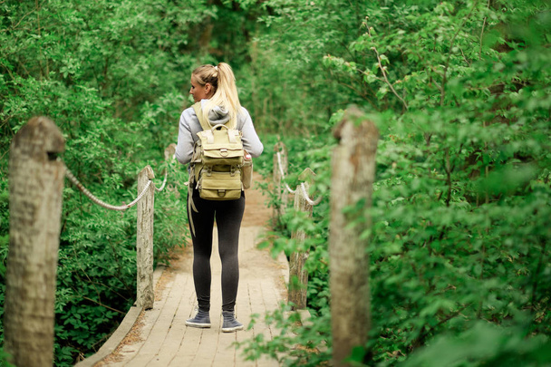 Wandelaar vrouw op bos brug - Foto, afbeelding