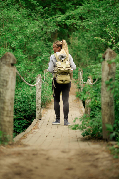 Természetjáró nő erdőben híd - Fotó, kép