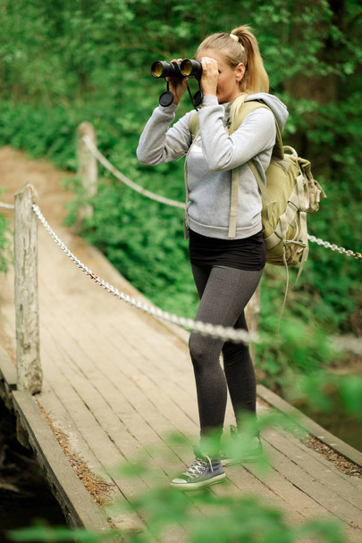Mujer exploradora bonita con prismáticos
 - Foto, Imagen