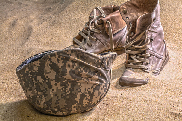 botas de chapéu de soldado e vidro de areia no deserto
 - Foto, Imagem