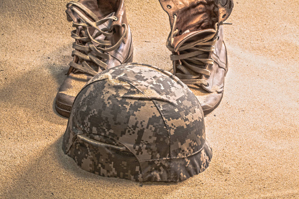 солдатские шляпы и песочные ботинки в пустыне
 - Фото, изображение