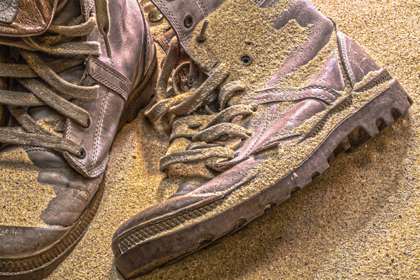 botas de chapéu de soldado e vidro de areia no deserto
 - Foto, Imagem