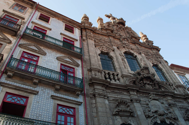 Porto, staré město: pohled na Santa Casa da Misericordia do Porto, Svatý dům milosrdenství, charitativní a sociální pomoc, instituce, filantropických cílů a veřejné prospěšnosti - Fotografie, Obrázek