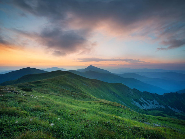 Gündoğumu sırasında dağ Vadisi - Fotoğraf, Görsel
