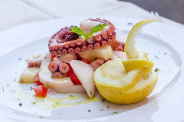 amuse van inktvis octopus en aardappelen - Foto, afbeelding