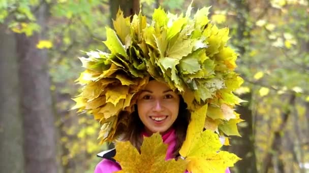 Εκπληκτικό κορίτσι του φθινοπώρου με στεφάνι από κίτρινα φύλλα στο κεφάλι. - Πλάνα, βίντεο