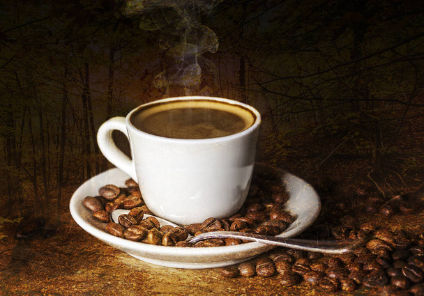 Doble exposición de taza de café y paisaje otoñal
 - Foto, imagen