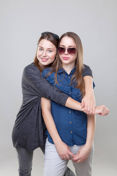 Estúdio portait de jovens irmãs gêmeas abraçando
 - Foto, Imagem