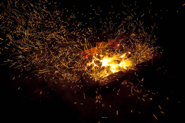 Quente faísca carvões ao vivo queimando em um churrasco
 - Foto, Imagem