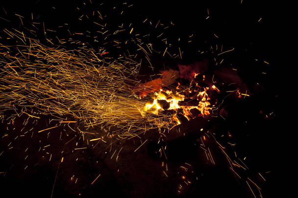 Heiße glühende Kohlen brennen im Grill - Foto, Bild
