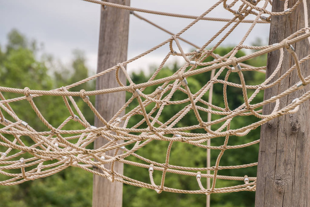 Rete da arrampicata fatta di corda in un parco giochi
 - Foto, immagini