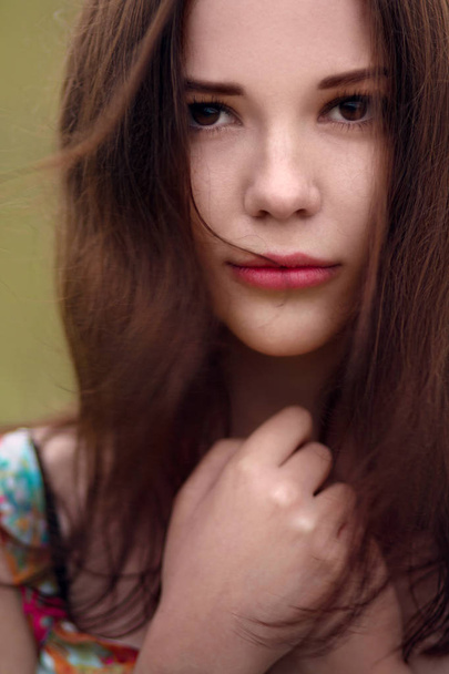 Χαριτωμένο νεαρή κοπέλα προσώπου κοντινό πορτρέτο με streaming μαλλιά. - Φωτογραφία, εικόνα