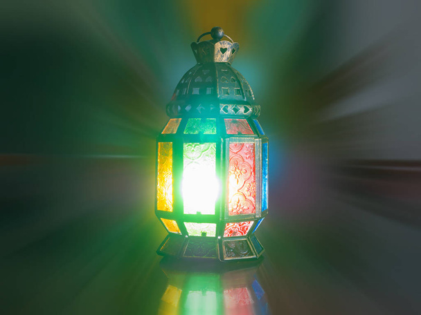 svíčkou uvnitř lucerny svítí ve tmě - Fotografie, Obrázek