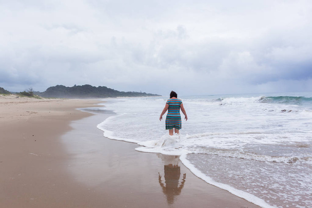 Mujer caminando playa océano
 - Foto, imagen