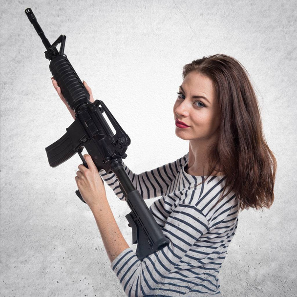 Bella ragazza con una pistola in mano
 - Foto, immagini