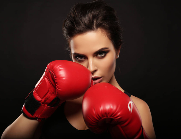 sexy hermosa mujer con pelo oscuro en guantes deportivos para el boxeo
  - Foto, imagen
