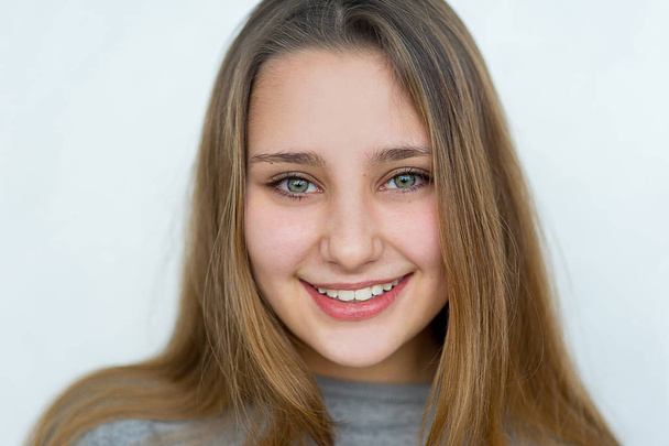 Teenager girl posing on white background isolated - Foto, afbeelding