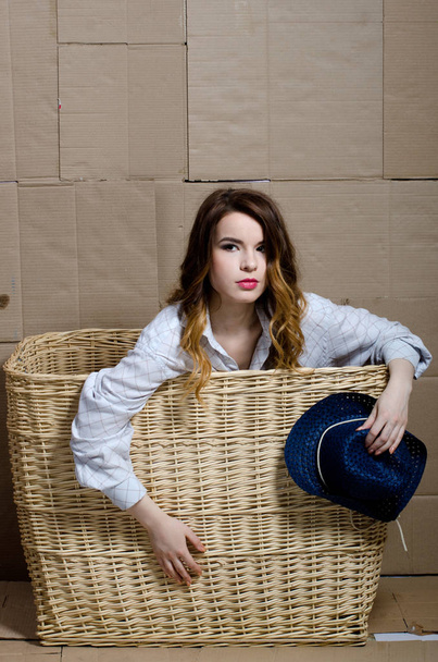 the girl in the basket shirt - Foto, imagen