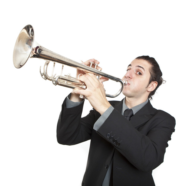 κομψό τζαζ άνθρωπος που παίζει την τρομπέτα σε άσπρο φόντο - Φωτογραφία, εικόνα