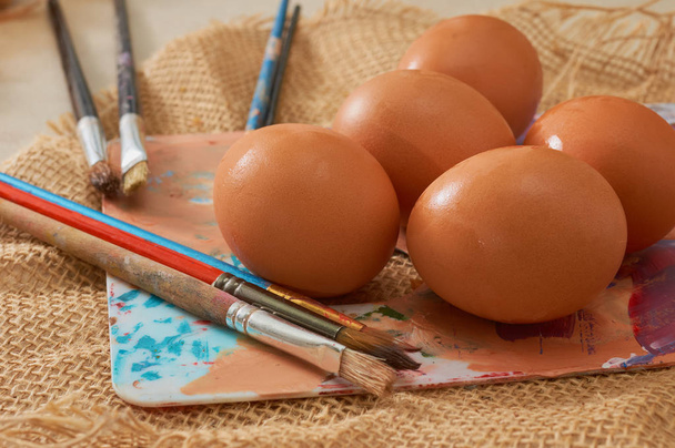 pintura marrom ovo de Páscoa
 - Foto, Imagem