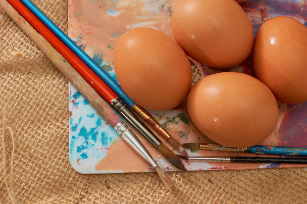 pintura marrom ovo de Páscoa
 - Foto, Imagem