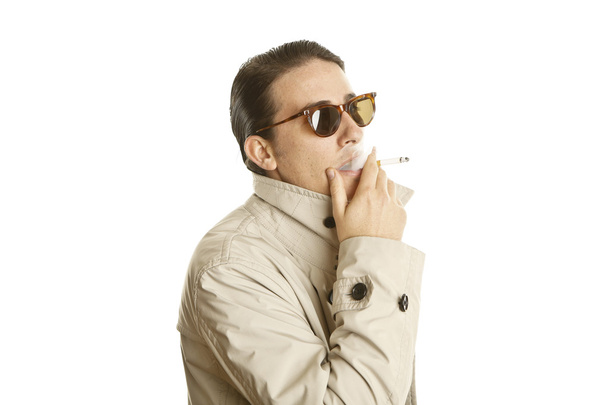 Mode junger Mann beim Rauchen - Foto, Bild
