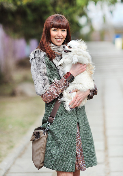 Jeune belle femme heureuse tenant son petit chien
 - Photo, image