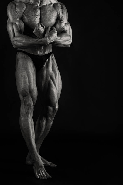 Bodybuilder που δείχνει την πλάτη και δικέφαλους μυς, προσωπική γυμναστήριο - Φωτογραφία, εικόνα