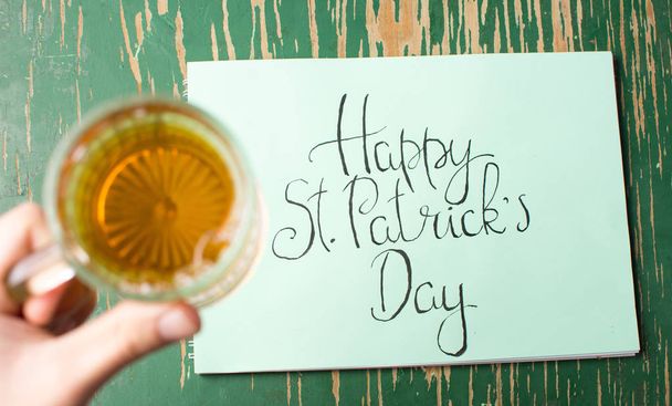 Happy St Patrick den kaligrafie kartu a pivo - Fotografie, Obrázek